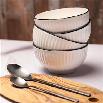 Set di 4 ciotole in ceramica, smaltate di bianco con bordo nero e superficie scanalata