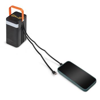 Schwarze Powerbank mit orangem Henkelgriff, integrierten USB-C- und Lightning-Kabeln sowie Lichtfunktion, geeignet zum schnellen Aufladen mobiler Geräte unterwegs