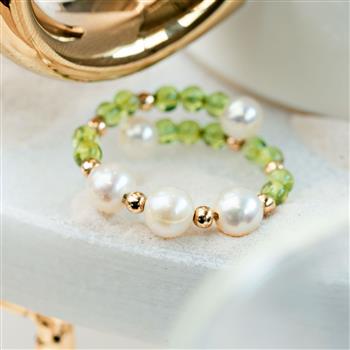 Anello con perle bianche e pietre di peridoto verde