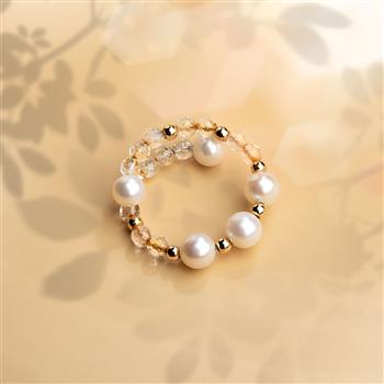 Anello con perle bianche e cristalli sfaccettati