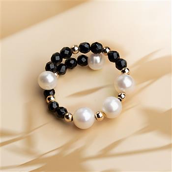 Anello con perle bianche e agata nera