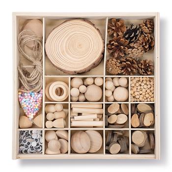 Quadratische Holz Bastelbox mit vielen sortierten Holzteilen und Naturmaterialien in Fächern sowie passender Kartonverpackung