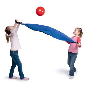 6 zusammengefaltete Schwungtücher in Grün, Rot, Blau, Gelb, Violett und Orange, jeweils mit angenähten Griffen