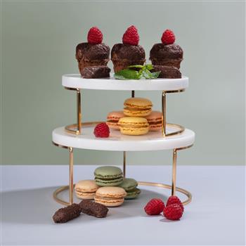 Zweiteiliges Set: runde Marmorplatten auf goldfarbenen Metallständern als elegante Etagere für Desserts