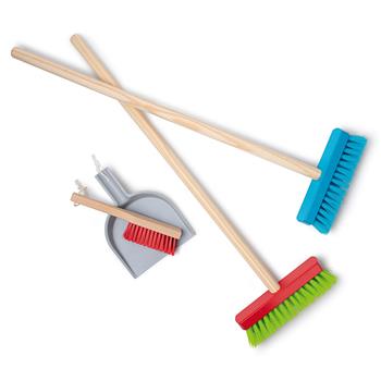 Vierteiliges Kinder-Besen-Set mit zwei bunten Besen mit Holzstiel, einer roten Handbürste und einer grauen Kunststoffschaufel