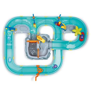 Eine farbenfrohe Wasserbahn für Kinder mit Kanälen, einer grauen Bergstation, blauen Rutschen, magnetischen Fischen und einer Angel