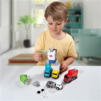 Kit robot da costruire in cui 5 camion vengono assemblati con viti e combinati in un grande robot