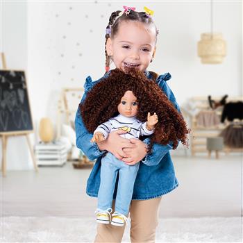 Spielpuppe mit braunen lockigen Haaren, gestreiftem Pullover mit Smiley, hellblauen Jeans und gelben Sneakers