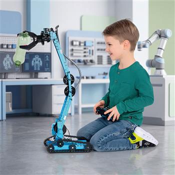 Ferngesteuerter Roboter-Greifarm mit Raupenfahrwerk und drehbarem Greifer, daneben eine Handfernbedienung
