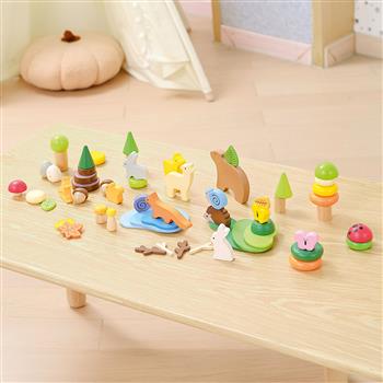 Boîte en bois avec pièces colorées en bois et figurines d’animaux de la forêt