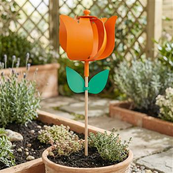 Girandola arancione a forma di tulipano con foglie verdi e bastoncino in legno per giardino, balcone o vaso da fiori