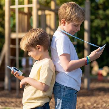 Due moderni Video Walkie Talkies blu per bambini con antenna, schermo a colori e pratici cordoncini da polso.