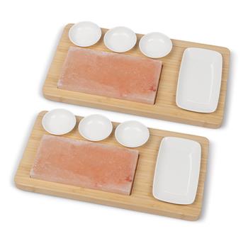 Due tavole da portata in bambù con pietre di sale dell’Himalaya rosse, ciascuna con 3 ciotoline bianche in ceramica e un piatto bianco in ceramica